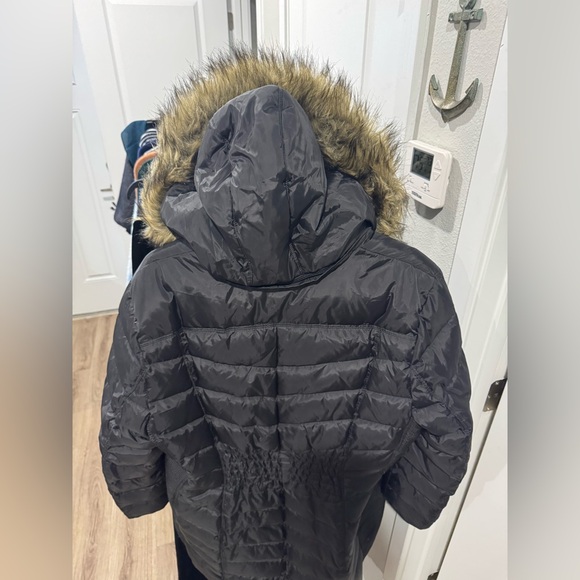 Women's Black Puffer Coat with Faux Fur Hood - Picture 4 of 8